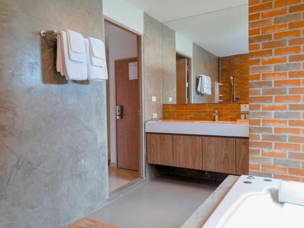 V20 Boutique Jacuzzi Hotel - SHA Extra Plus : photo 7 de la chambre suite présidentielle