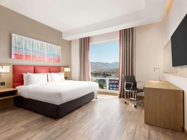 Ramada Encore by Wyndham Muscat Al-Ghubra : photo 7 de la chambre suite lit king-size exécutive