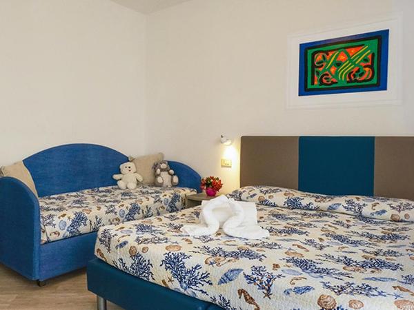 Hotel Manila : photo 2 de la chambre chambre triple avec balcon - vue partielle sur mer