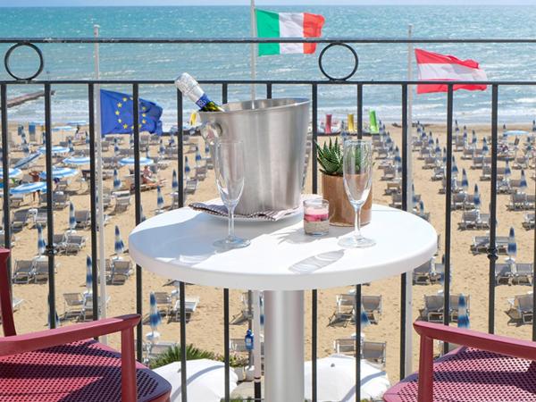 Hotel Manila : photo 10 de la chambre chambre familiale avec balcon - vue sur mer