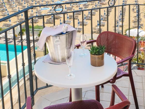 Hotel Manila : photo 8 de la chambre chambre triple avec balcon - vue partielle sur mer