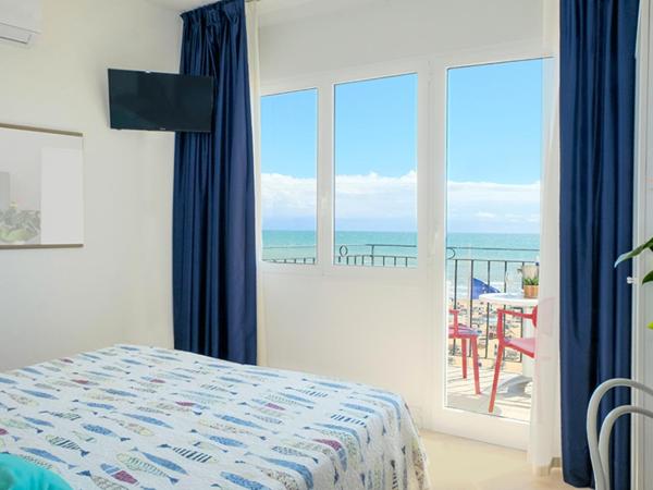 Hotel Manila : photo 2 de la chambre chambre familiale avec balcon - vue sur mer