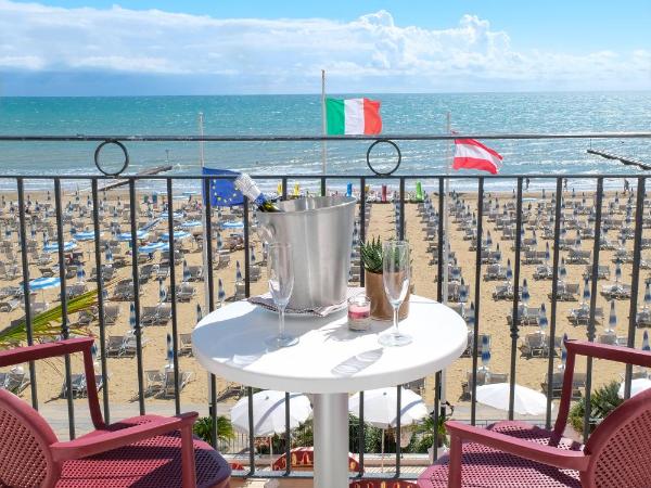Hotel Manila : photo 3 de la chambre chambre familiale avec balcon - vue sur mer