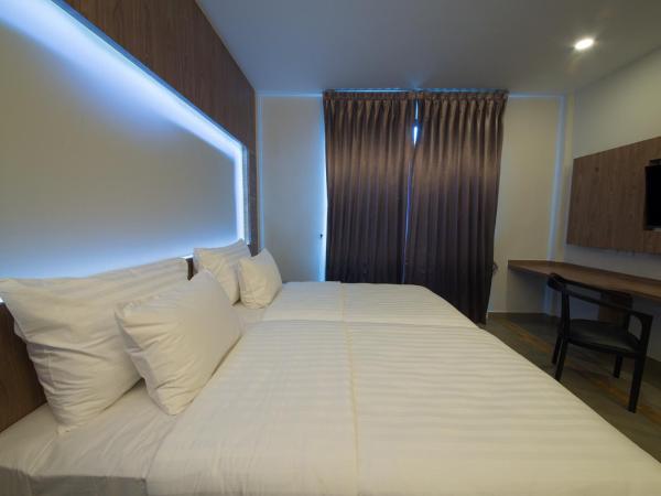 V20 Boutique Jacuzzi Hotel - SHA Extra Plus : photo 6 de la chambre chambre familiale avec balcon