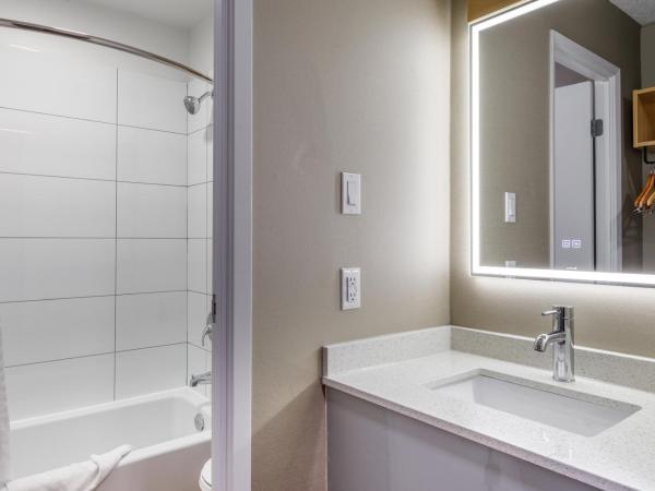 Clarion Pointe Quebec Airport : photo 2 de la chambre chambre lit king-size standard avec accès direct en voiture - non-fumeurs