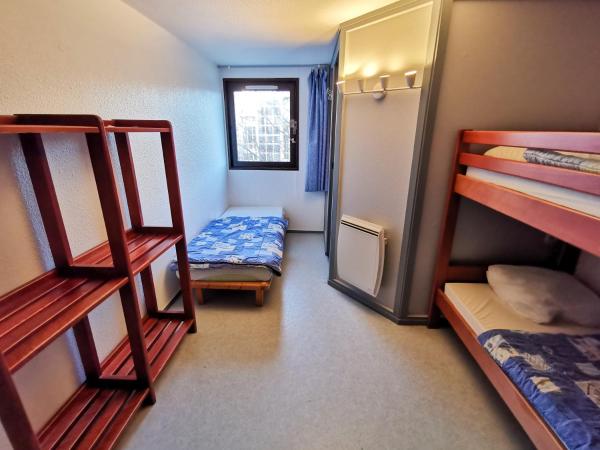 Auberge de Jeunesse HI Boulogne-sur-Mer : photo 10 de la chambre chambre triple avec salle de bains