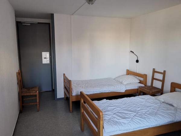 Auberge de Jeunesse HI Boulogne-sur-Mer : photo 9 de la chambre chambre lits jumeaux avec salle de bains