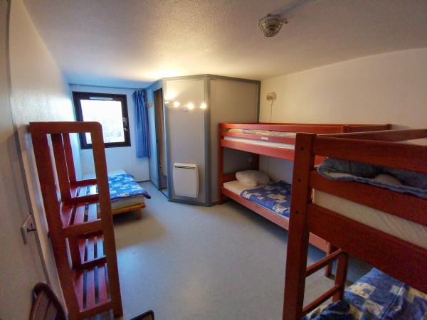 Auberge de Jeunesse HI Boulogne-sur-Mer : photo 10 de la chambre chambre 5 lits avec salle de bains