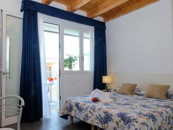 Hotel Manila : photo 1 de la chambre chambre double ou lits jumeaux supérieure avec vue partielle sur la mer