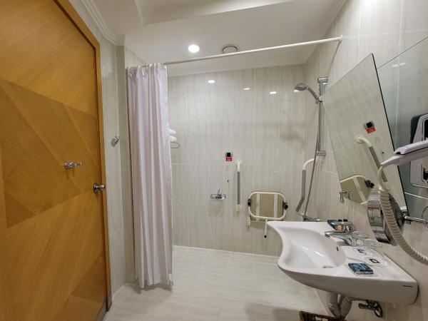 Wyndham Grand Izmir Ozdilek Thermal & Spa : photo 5 de la chambre hébergement lit king-size accessible aux personnes à mobilité réduite - non-fumeurs - vue sur montagne