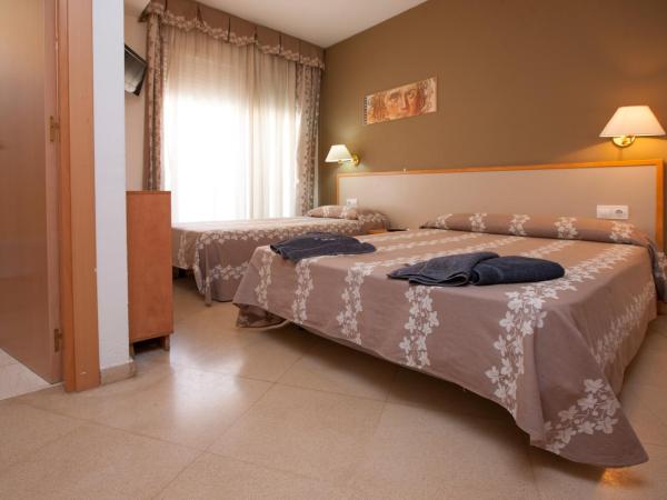 Hotel Cosmos Tarragona : photo 4 de la chambre chambre triple avec balcon