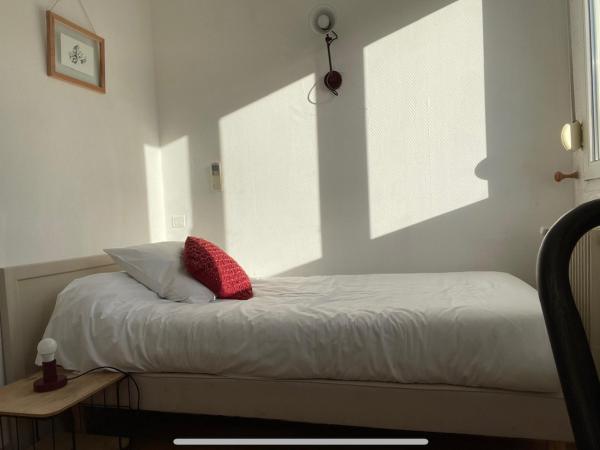 Hôtel le Thurot : photo 1 de la chambre chambre simple avec salle de bains privative