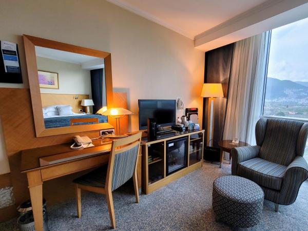 Wyndham Grand Izmir Ozdilek Thermal & Spa : photo 4 de la chambre chambre lit king-size standard - vue sur montagne - non-fumeurs