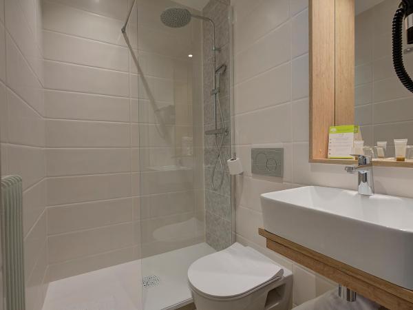 Brit Hotel Europ Bergerac : photo 3 de la chambre chambre quadruple