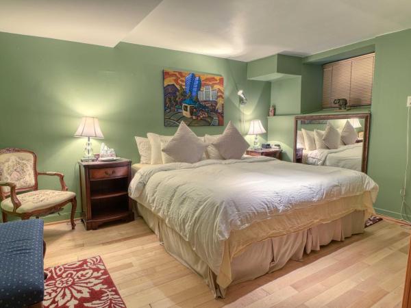 La Loggia Art B&B : photo 8 de la chambre chambre lit queen-size avec salle de bains commune