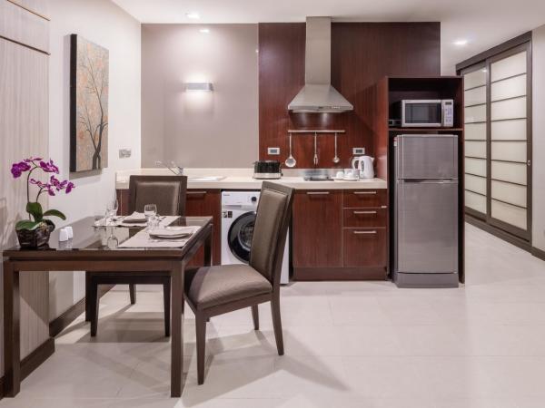 Grand Mercure Bangkok Asoke Residence : photo 8 de la chambre suite lit king-size deluxe avec salon et balcon