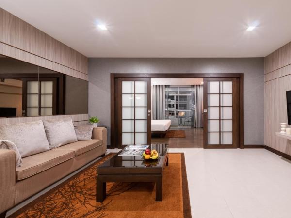 Grand Mercure Bangkok Asoke Residence : photo 2 de la chambre suite lit king-size deluxe avec salon et balcon