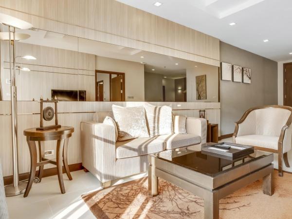 Grand Mercure Bangkok Asoke Residence : photo 2 de la chambre grande suite lit king-size deluxe avec salon et balcon