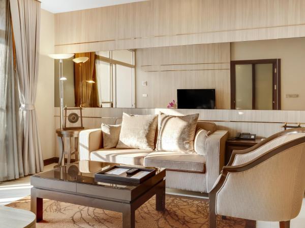 Grand Mercure Bangkok Asoke Residence : photo 3 de la chambre grande suite lit king-size deluxe avec salon et balcon