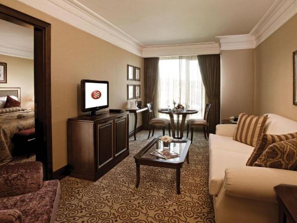 Crowne Plaza Istanbul Asia, an IHG Hotel : photo 4 de la chambre suite avec baignoire spa - accès au salon club