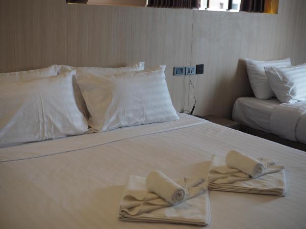 Hermann Hotel Pattaya - SHA Extra Plus : photo 6 de la chambre chambre triple - vue sur ville