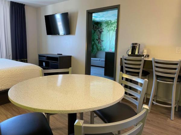 Super 8 by Wyndham Winnipeg East MB : photo 7 de la chambre one-bedroom efficiency king room - jungle theme/non-smoking