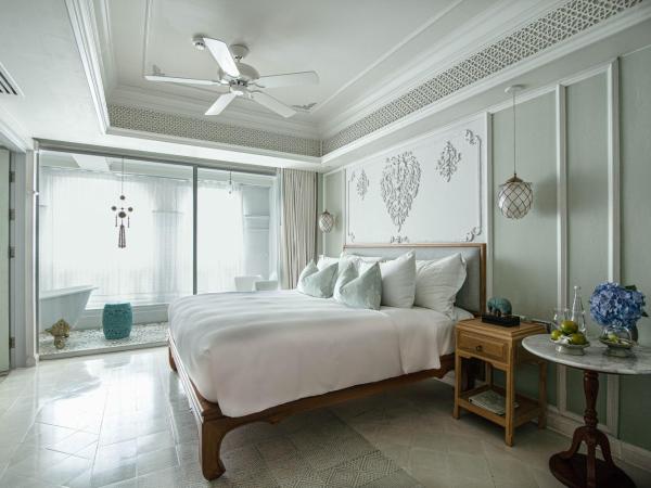 The Inside House : photo 6 de la chambre the bedroom with balcony - king size bed