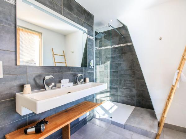 Best Western Hotel De La Plage Saint Marc sur Mer : photo 9 de la chambre suite lit king-size avec canapé-lit - vue sur mer