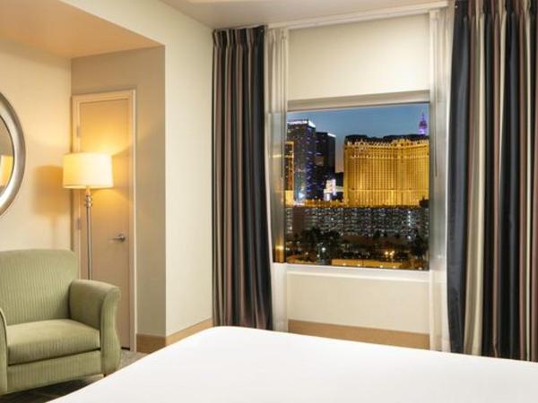 The Platinum Hotel : photo 3 de la chambre suite 1 chambre de luxe avec lit king-size - vue sur ville