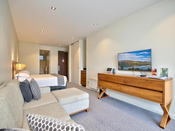 The Rees Hotel & Luxury Apartments : photo 3 de la chambre chambre lit king-size - vue sur lac