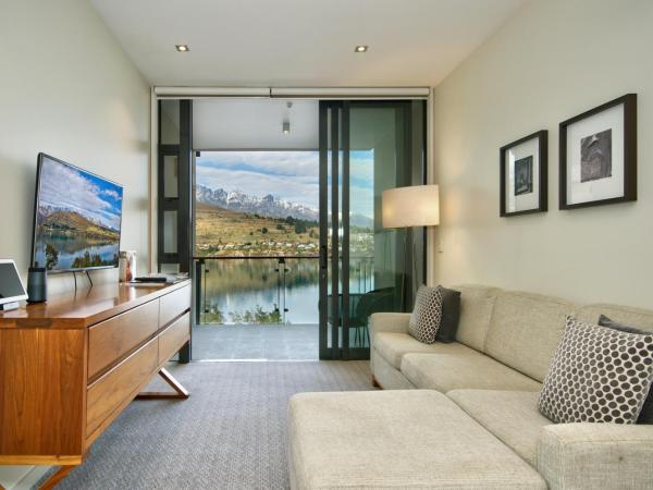 The Rees Hotel & Luxury Apartments : photo 2 de la chambre chambre lit king-size - vue sur lac