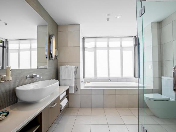 The Rees Hotel & Luxury Apartments : photo 4 de la chambre chambre lit king-size exécutive avec vue sur le lac