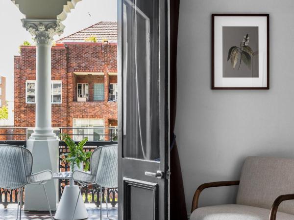 Hotel Challis Potts Point : photo 3 de la chambre chambre lit king-size avec balcon