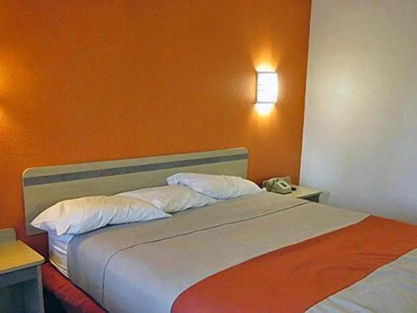 Motel 6 Albuquerque Northeast : photo 5 de la chambre chambre double - accessible aux personnes à mobilité réduite - douche accessible en fauteuil roulant