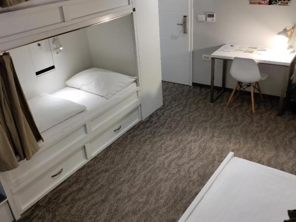 Downtown Boutique Hostel : photo 2 de la chambre chambre privée 5 lits avec salle de bains commune 