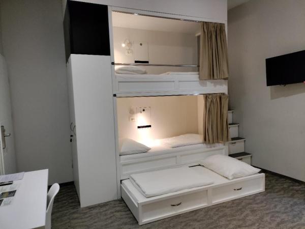 Downtown Boutique Hostel : photo 3 de la chambre chambre sextuple privée avec salle de bains commune