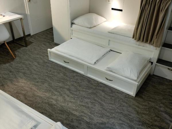 Downtown Boutique Hostel : photo 4 de la chambre chambre sextuple privée avec salle de bains commune