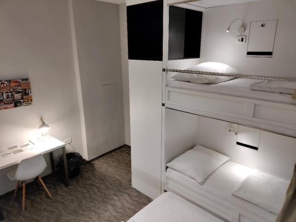 Downtown Boutique Hostel : photo 6 de la chambre chambre sextuple privée avec salle de bains commune