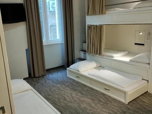 Downtown Boutique Hostel : photo 7 de la chambre chambre sextuple privée avec salle de bains commune