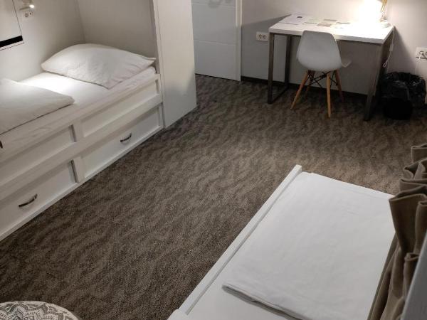 Downtown Boutique Hostel : photo 7 de la chambre chambre privée 5 lits avec salle de bains commune 