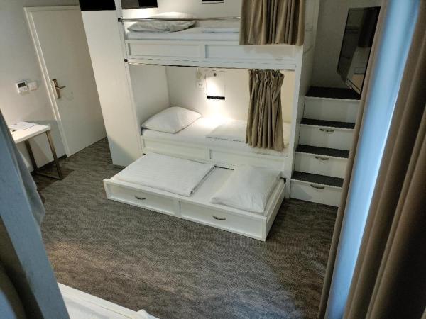 Downtown Boutique Hostel : photo 8 de la chambre chambre sextuple privée avec salle de bains commune