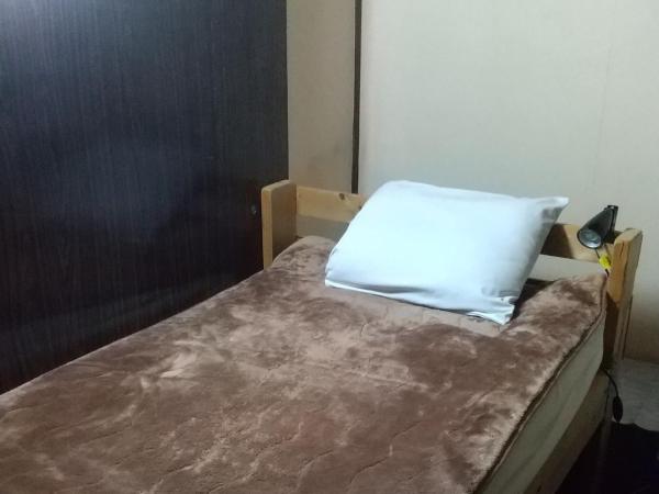 Guesthouse Angoso : photo 2 de la chambre chambre simple avec toilettes et douche communes