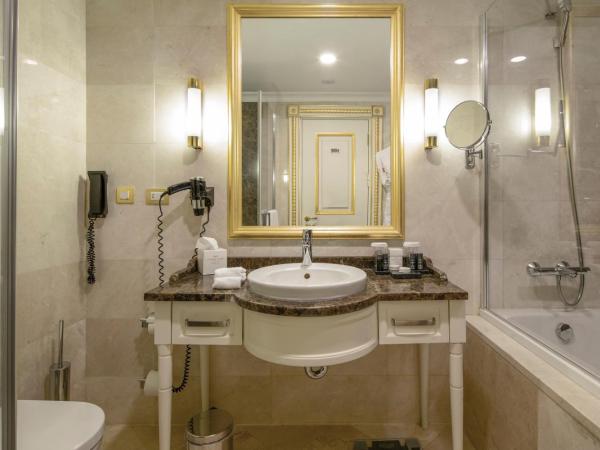 Crowne Plaza Istanbul Asia, an IHG Hotel : photo 9 de la chambre chambre lit king-size standard - accès au salon