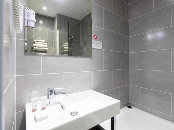 Hôtel Edmond Rostand : photo 10 de la chambre chambre lits jumeaux