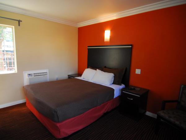 Studio City Inn - Near Universal Studios Hollywood : photo 1 de la chambre chambre lit queen-size de luxe - non-fumeurs