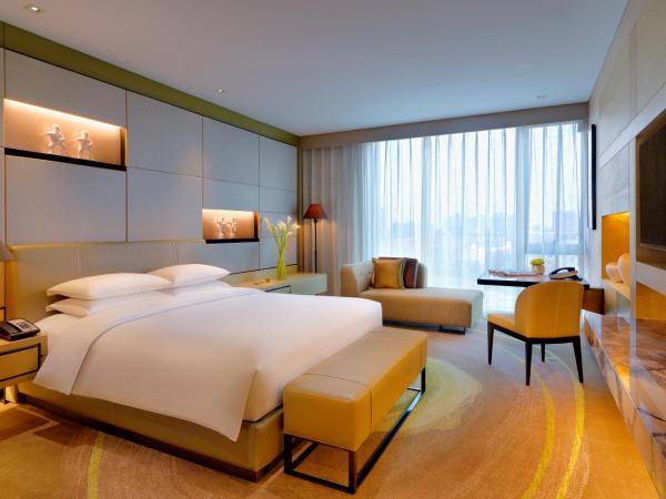 Hyatt Regency Tianjin East : photo 1 de la chambre chambre lit king-size - accès au club