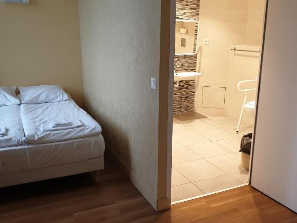 Hôtellerie Saint Yves : photo 4 de la chambre chambre triple - accessible aux personnes à mobilité réduite