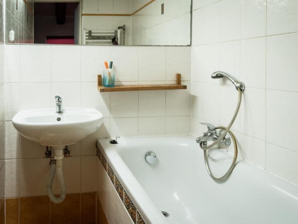 Charles Bridge Hostel & Apartments : photo 3 de la chambre suite de 4 lits avec salle de bains privative