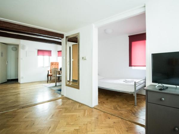 Charles Bridge Hostel & Apartments : photo 1 de la chambre suite de 4 lits avec salle de bains privative