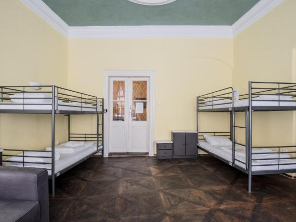 Charles Bridge Hostel & Apartments : photo 4 de la chambre lit simple dans dortoir mixte